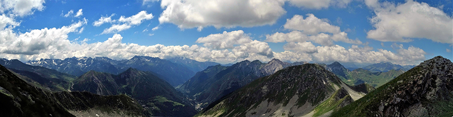 Panorama dalla cresta di vetta di Cima Cadelle verso Foppolo e la Valle Brembana